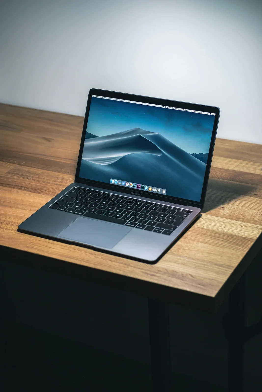 Laptop mỏng nhẹ màn hình OLED 2.8K