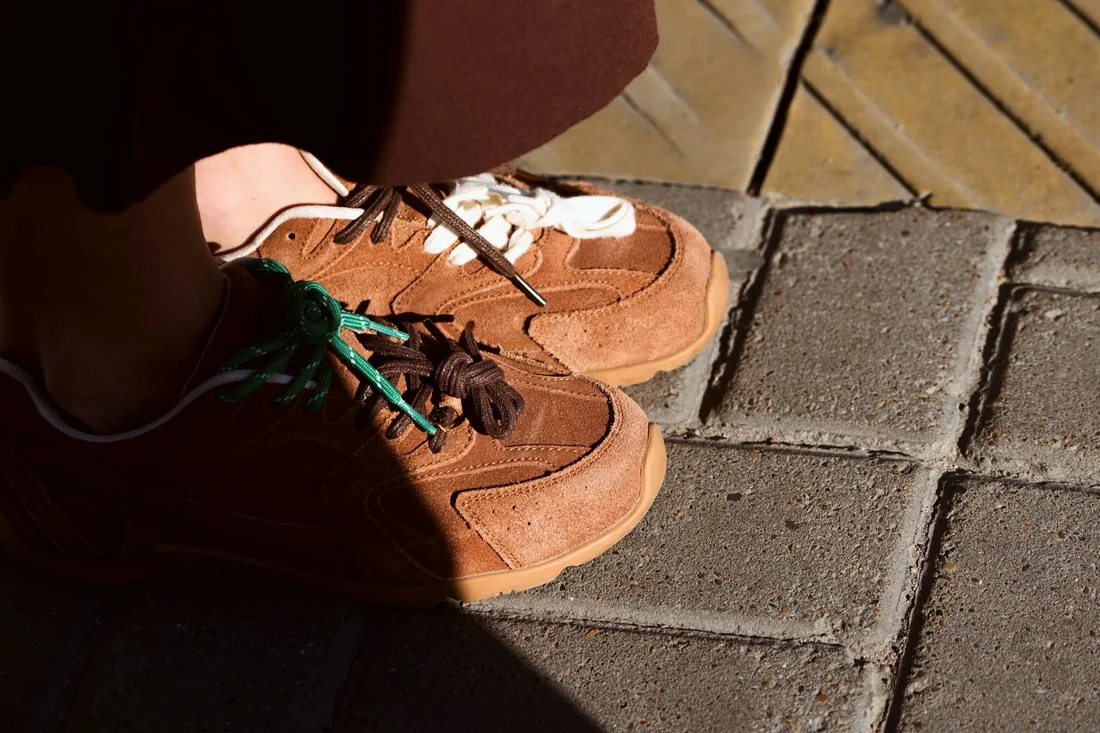 Sneaker da lộn màu nâu bò