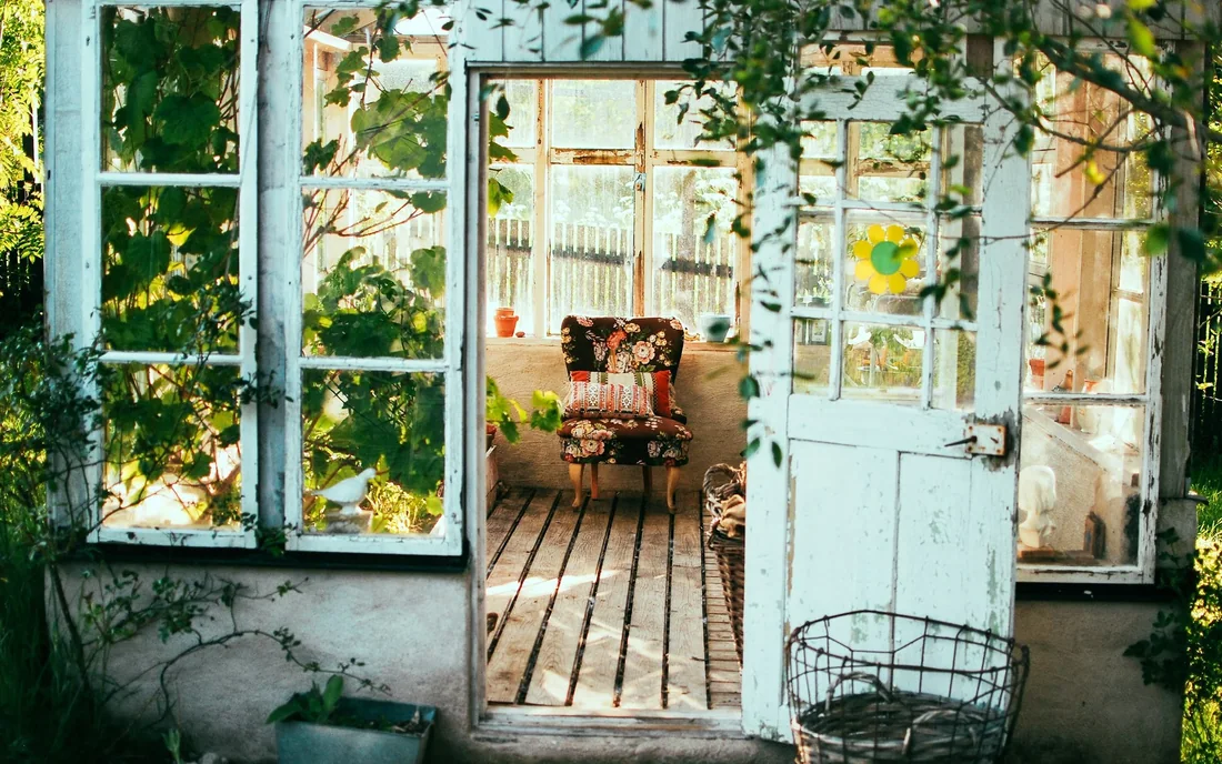 Nhà kính nhỏ làm góc ngồi trong vườn