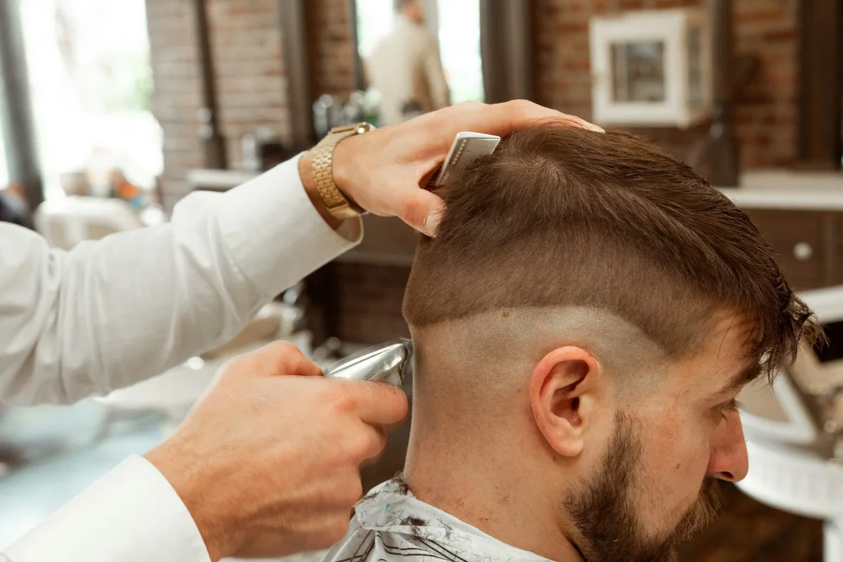 Tiệm tóc nam làm kỹ từng đường tông đơ