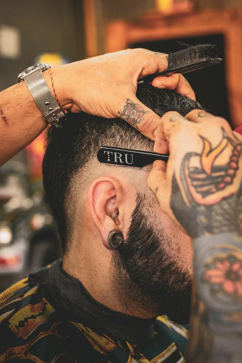 Cắt fade tạo phom bằng tông đơ và dao
