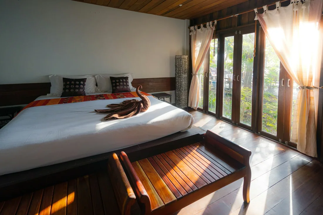 Phòng sàn gỗ cửa kính đón nắng
