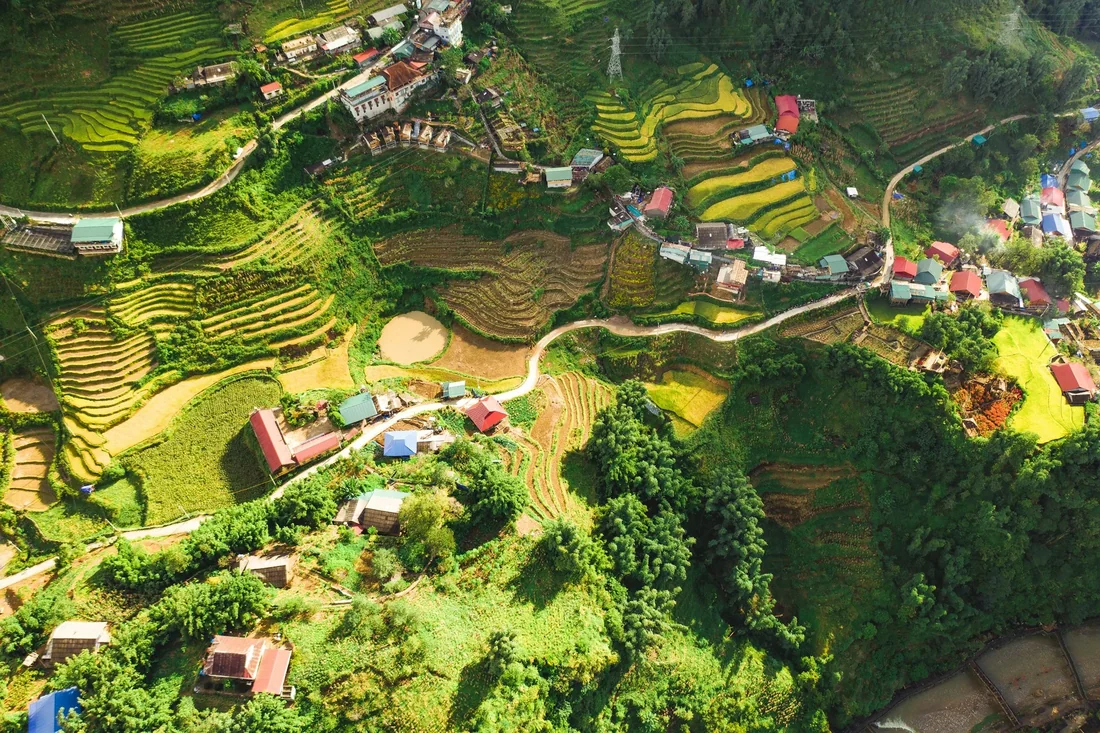 Đạp xe qua ruộng bậc thang và bản làng