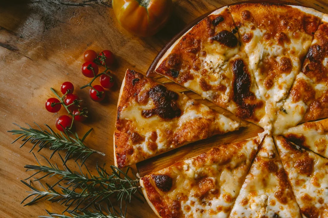 Pizza phô mai cỡ lớn chia 8 miếng