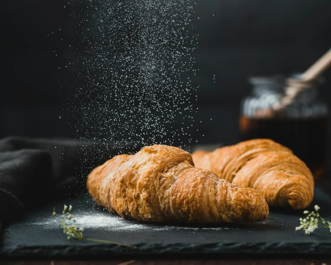 Croissant bơ nướng tại quán