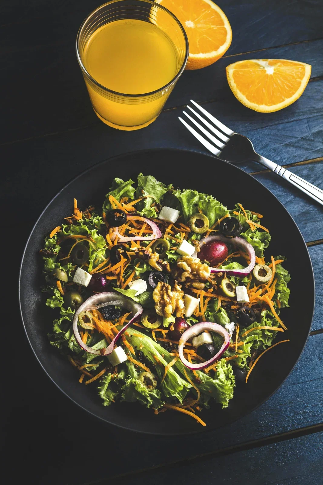 Salad và nước cam cho bữa trưa nhẹ