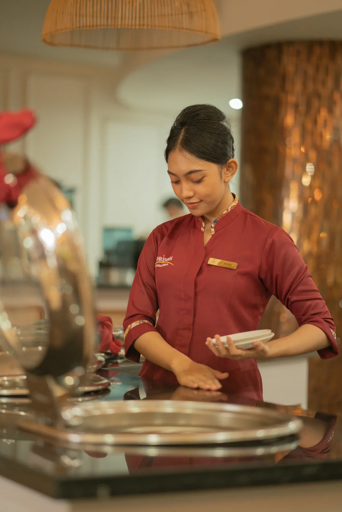 Bạn tiếp khách, việc bếp núc để chúng tôi lo