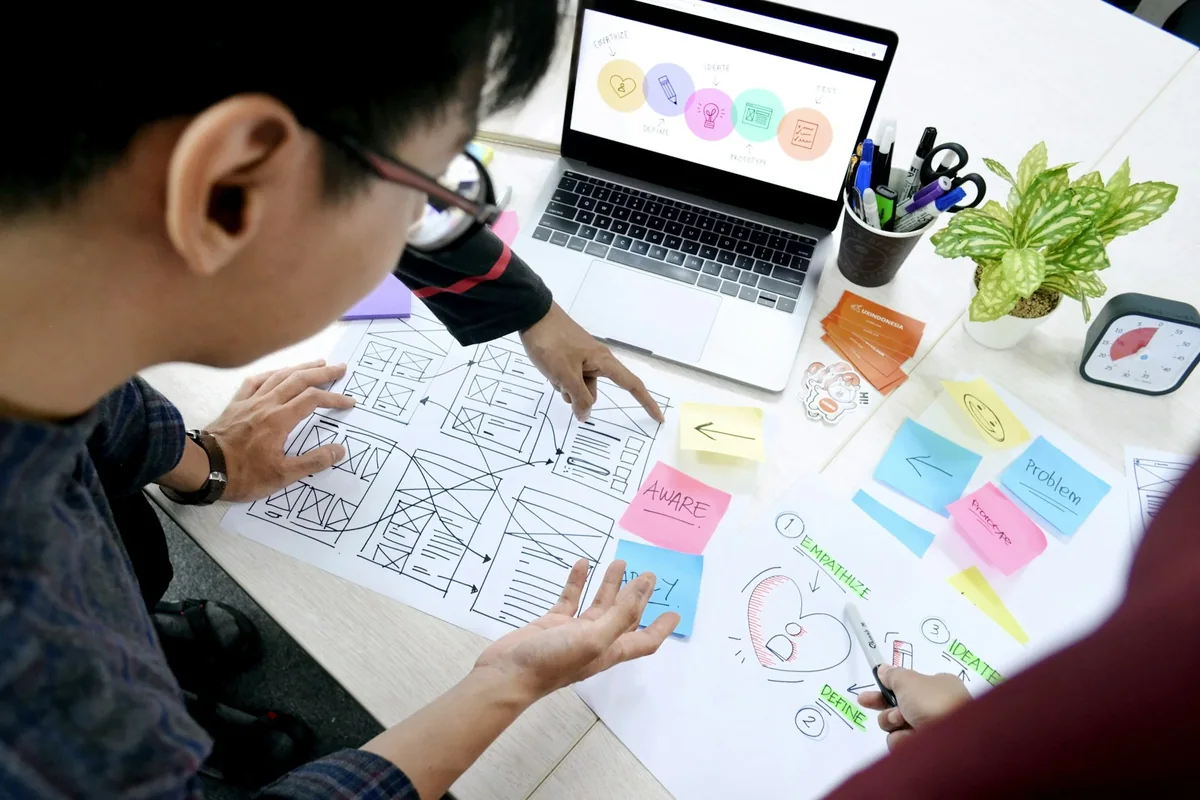 Người thiết kế đứng giữa người dùng và đội kỹ thuật