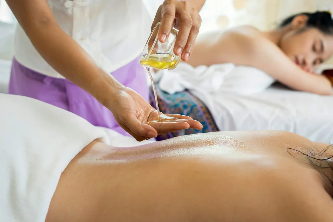 Massage tinh dầu cho hai người