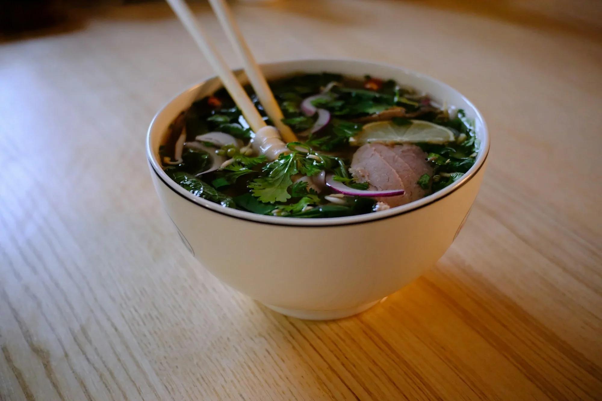 Nồi nước dùng ninh từ đêm,
bát phở nóng từ 6 giờ sáng