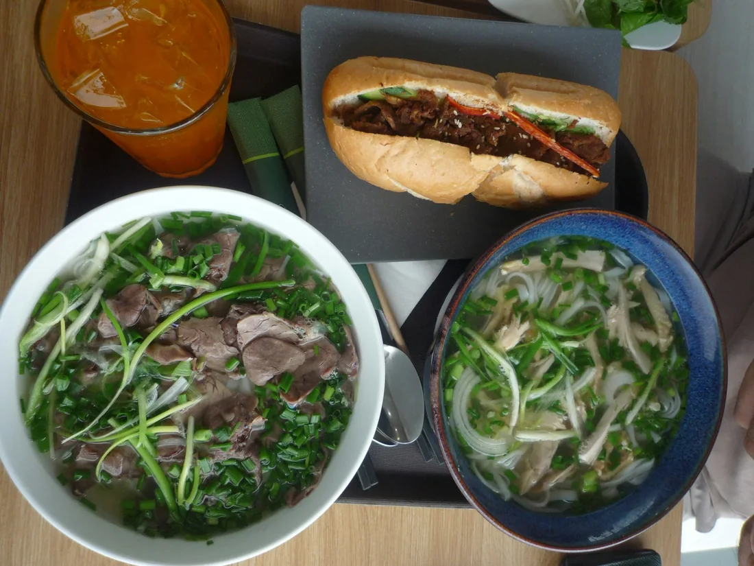 Quẩy giòn và trứng chần