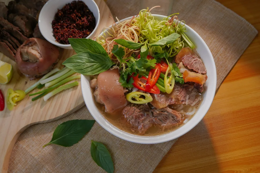Bún bò Huế giò heo