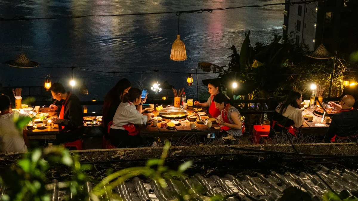 Châm nước lẩu miễn phí