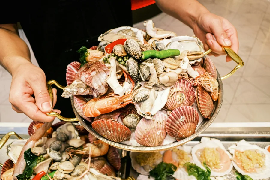 Một quầy hải sản nhỏ
giữ hàng sống đến lúc cân