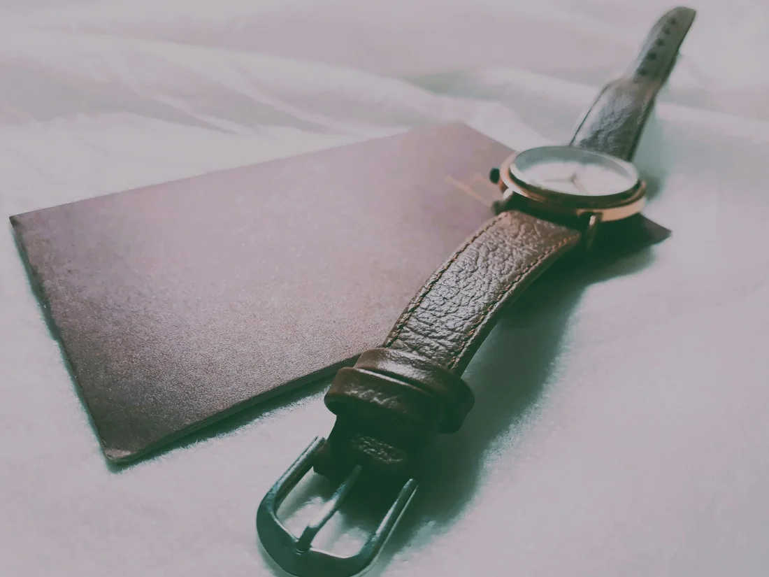 Đồng hồ pin mặt tròn tối giản