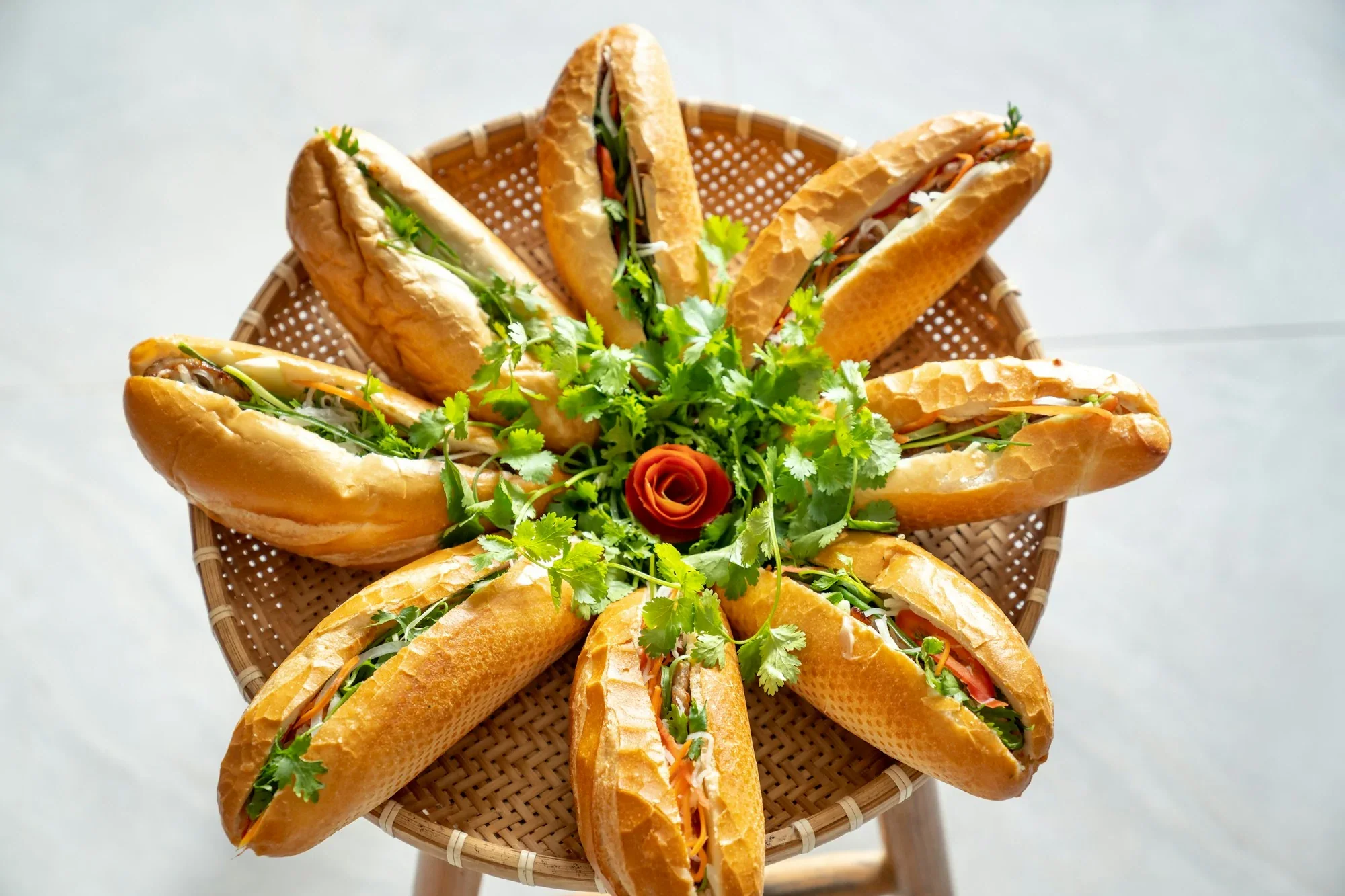 Bánh mì ra lò mỗi sớm,
nhân làm ngay tại tiệm