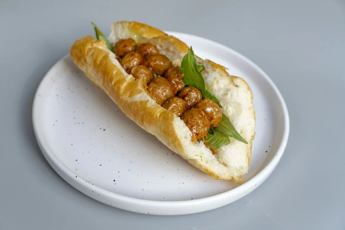 Bánh mì xíu mại sốt cà