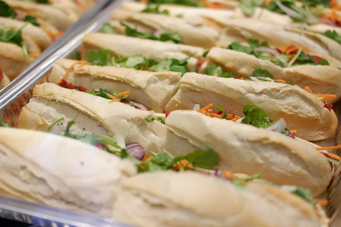 Khay bánh mì cho văn phòng