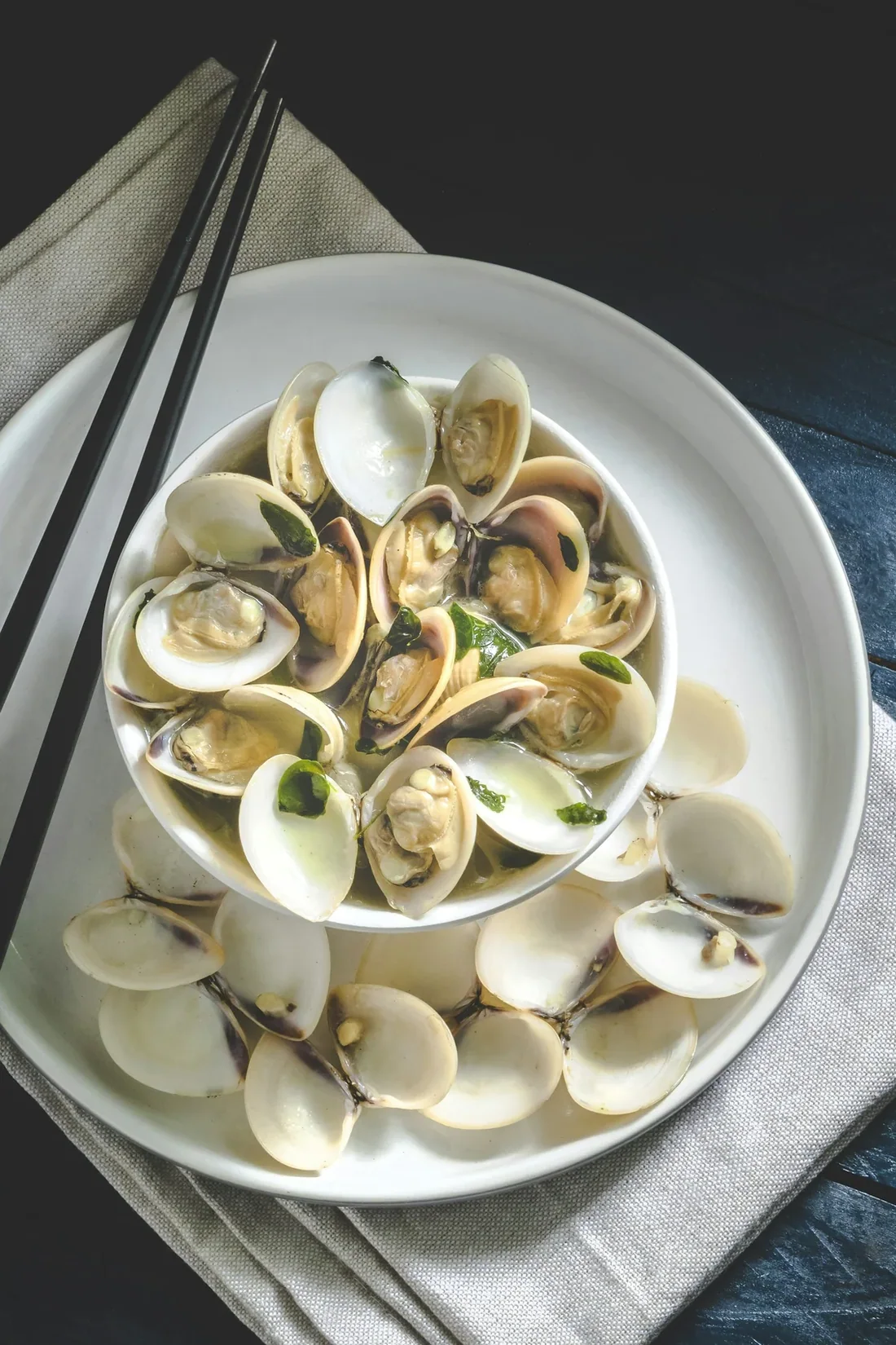 Nghêu hấp tỏi húng quế