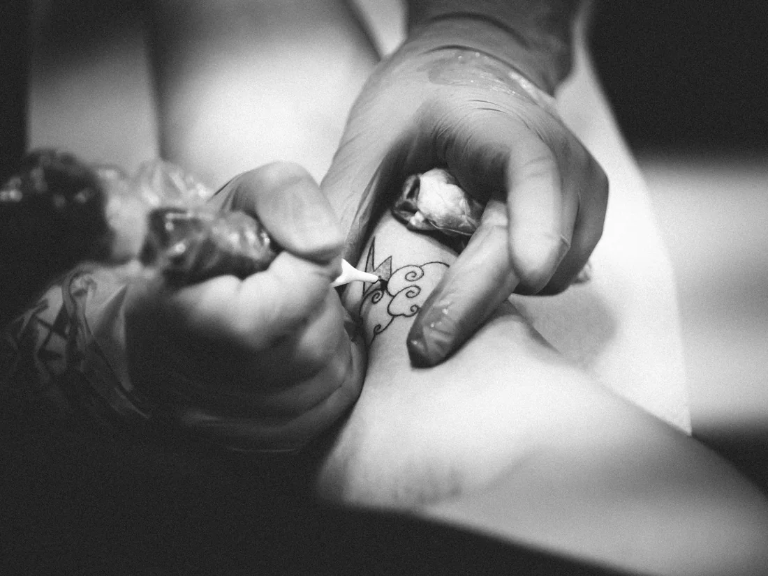 Hình xăm nét mảnh cỡ nhỏ