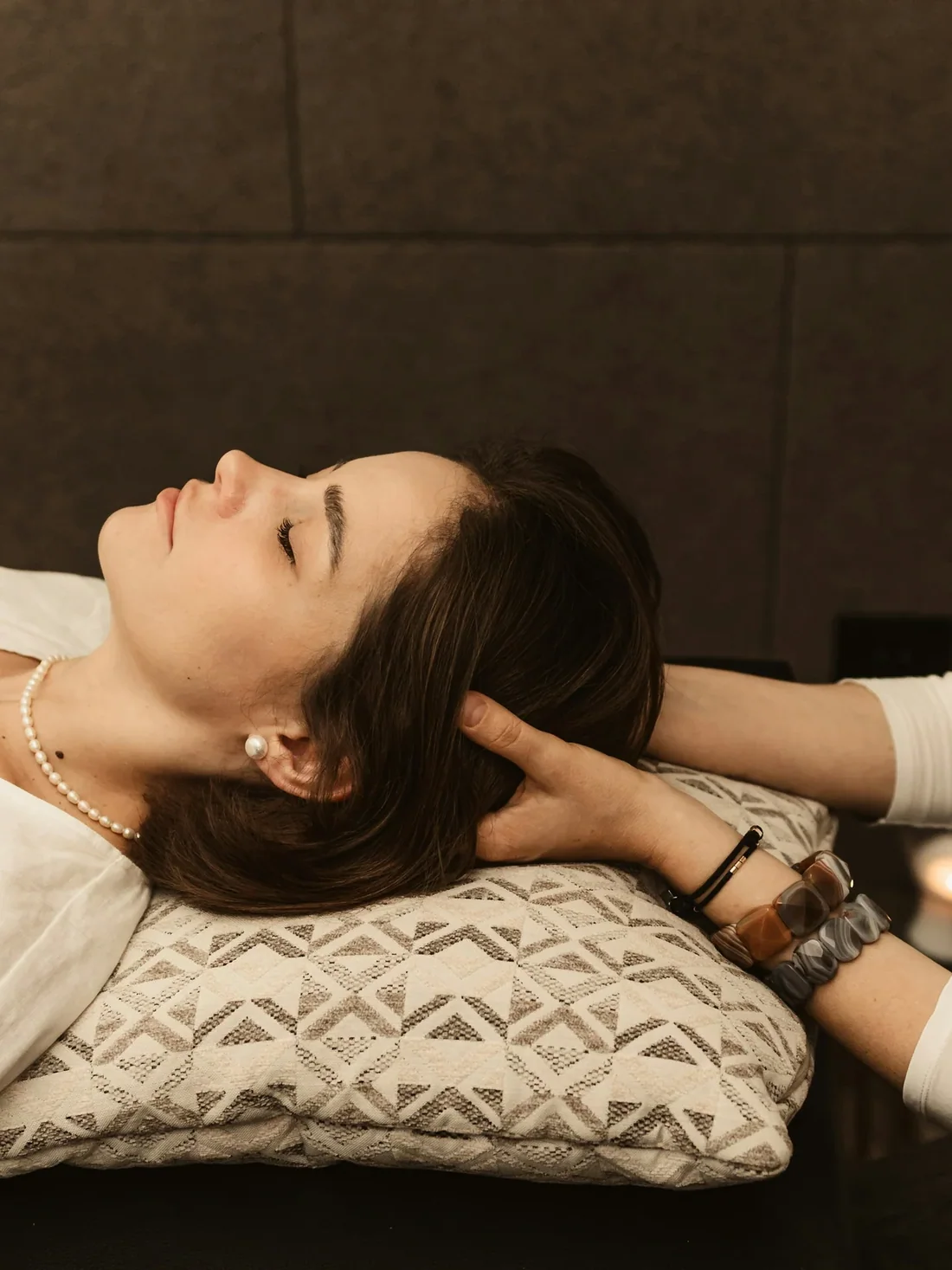 Massage đầu, cổ và vai gáy
