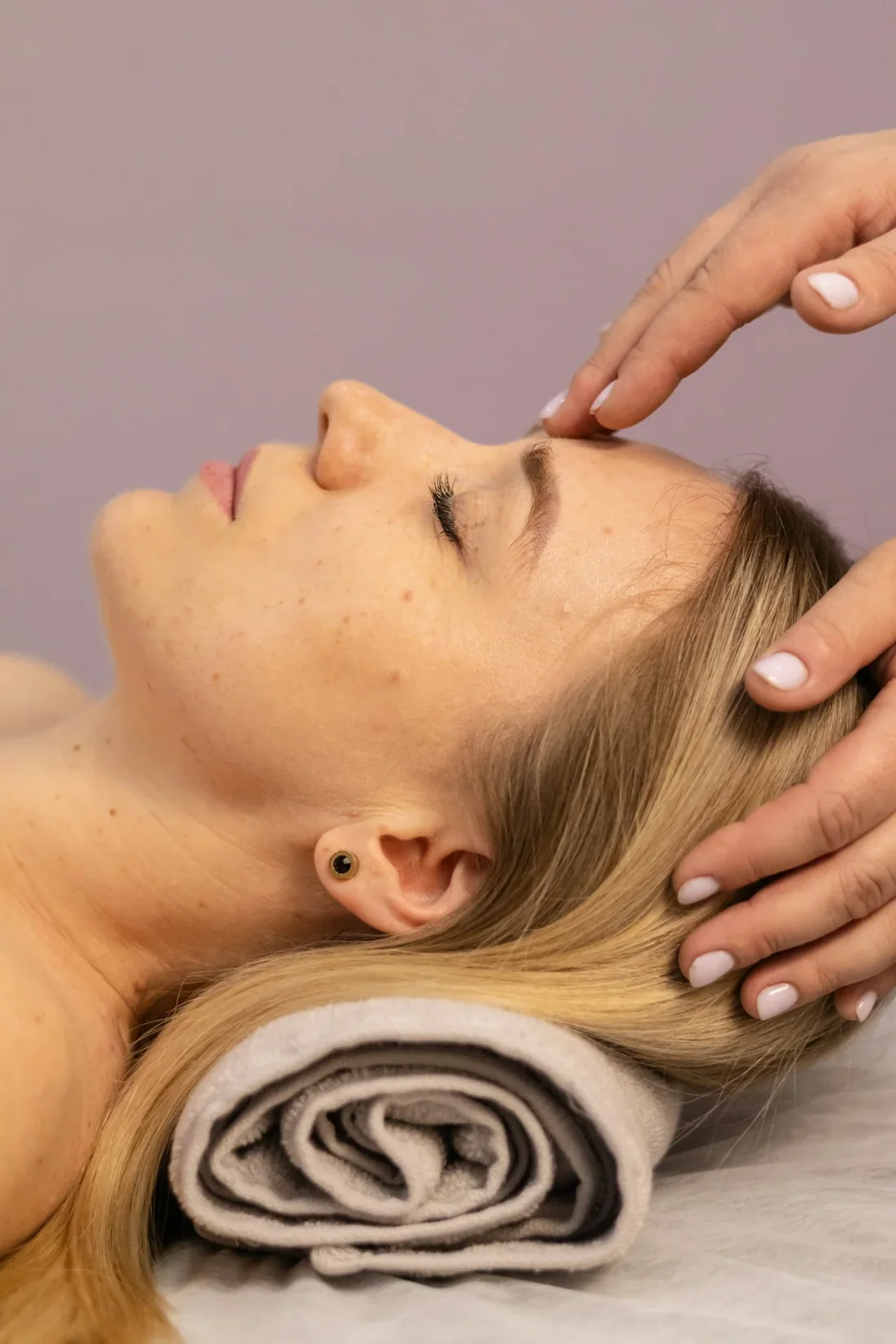 Massage mặt ấn huyệt thư giãn