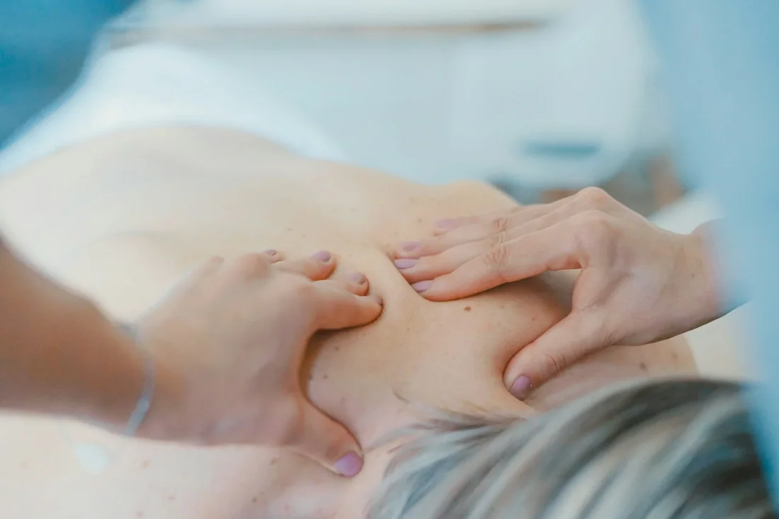 Xoa bóp bấm huyệt cổ vai gáy