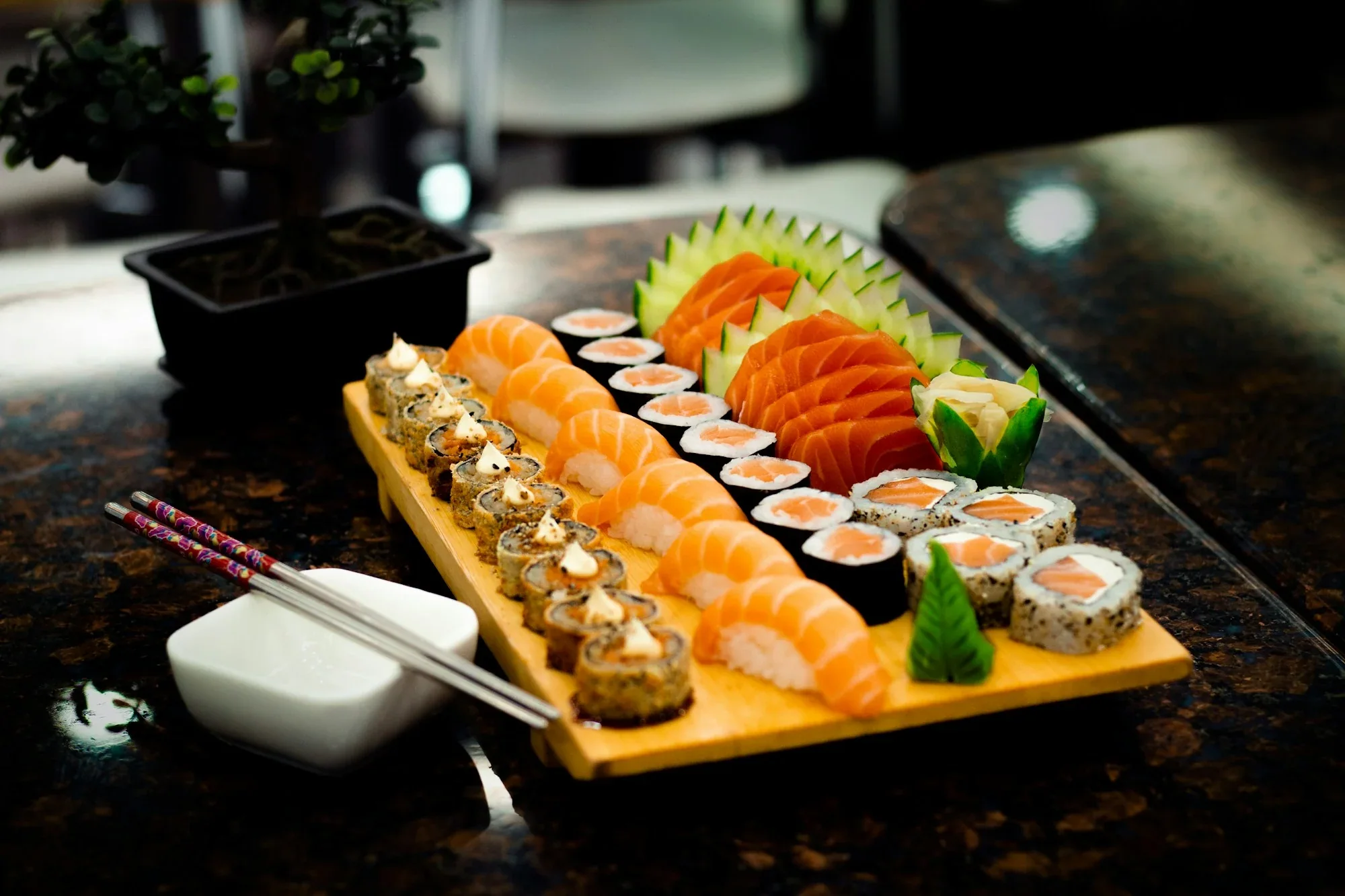 Cá cắt tại quầy,
sushi nắm khi bạn vừa gọi