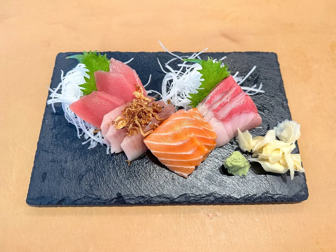 Sashimi tổng hợp bốn loại