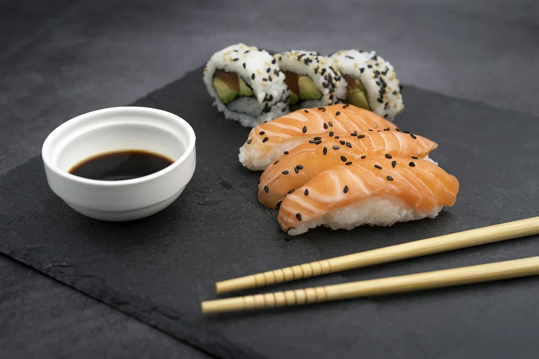 Nigiri cá hồi và cuộn bơ