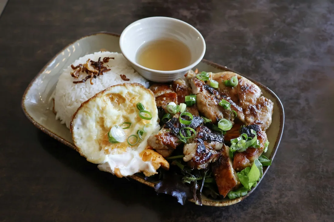 Cơm gà nướng trứng ốp la