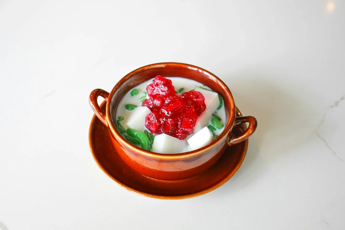 Chè bánh lọt hạt lựu nước cốt dừa