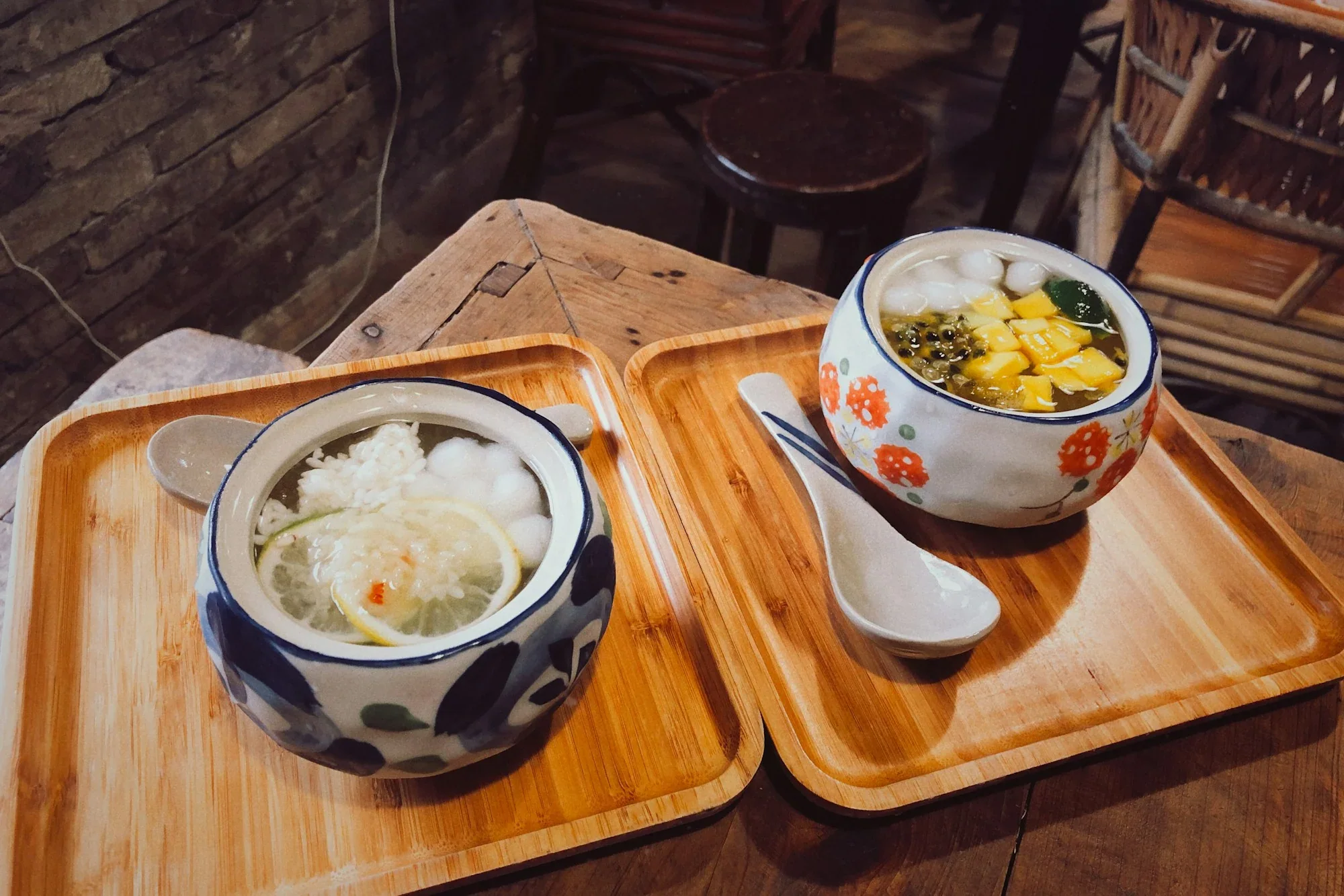 Chè nấu mỗi sáng,
kem dừa làm tại tiệm
