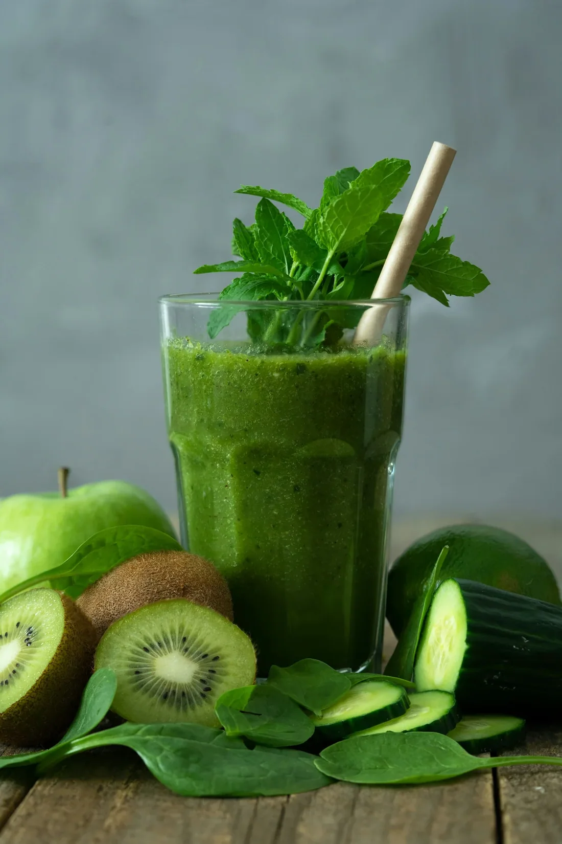Sinh tố xanh kiwi táo cải bó xôi