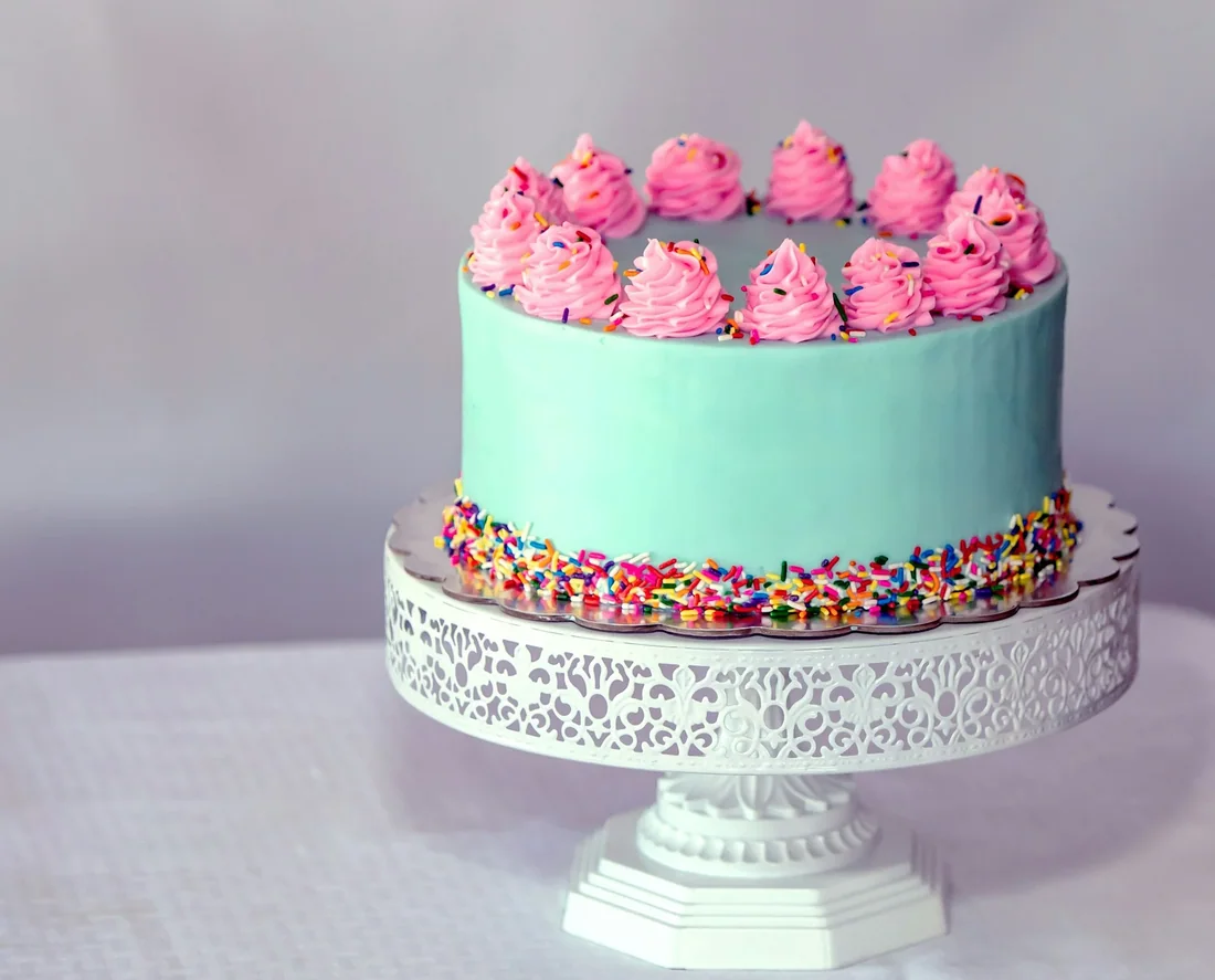Bánh sinh nhật màu pastel cho bé