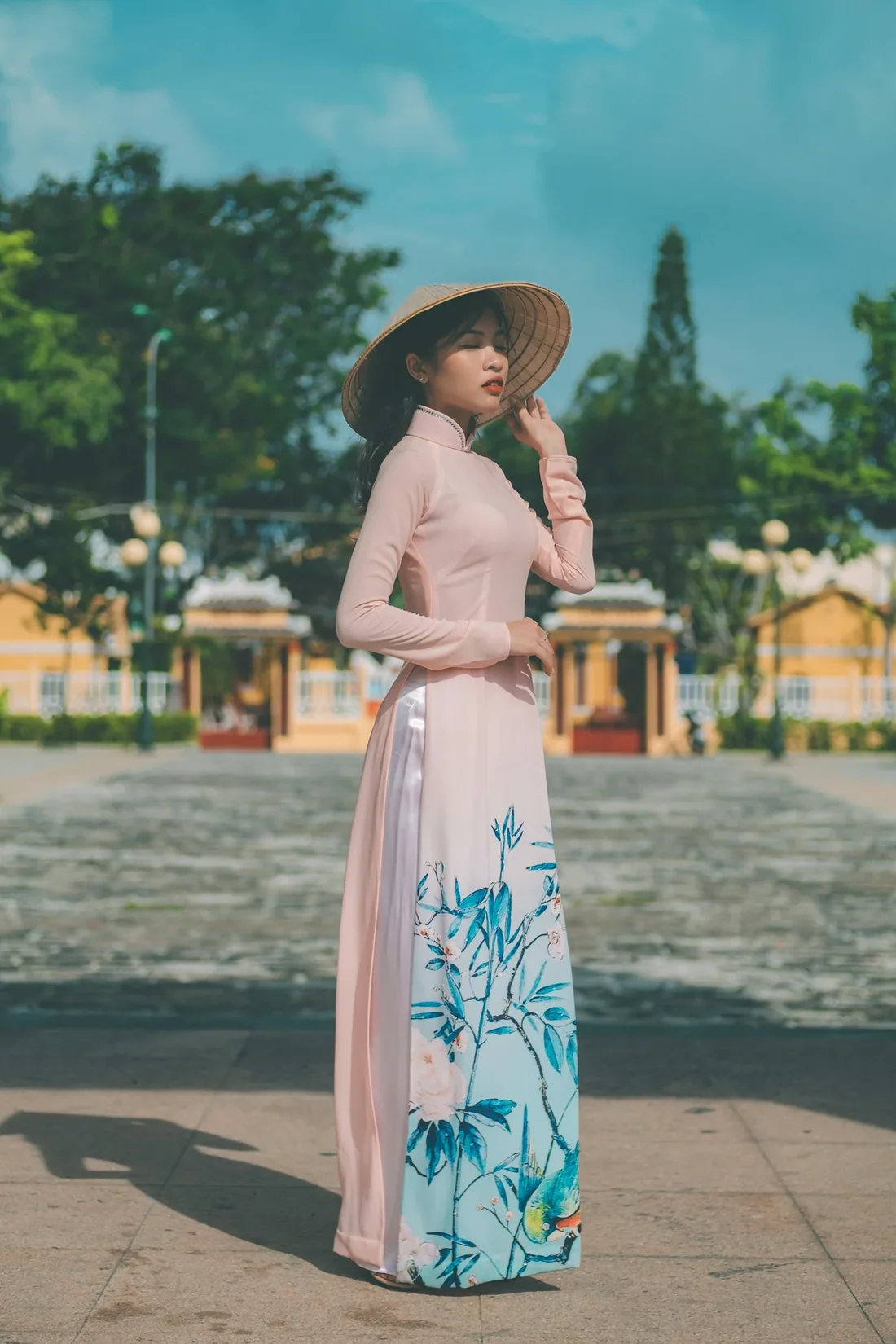 Áo dài hồng vẽ tay hoa trúc