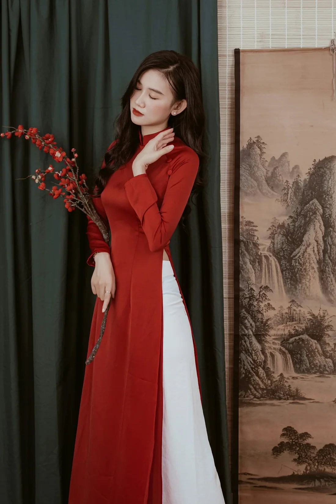 Áo dài lụa đỏ mặc Tết