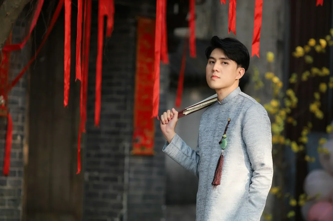 Áo dài nam gấm xám bạc