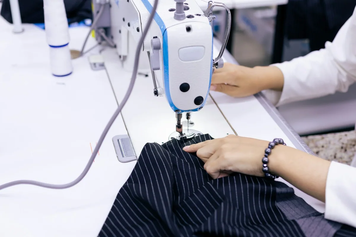 Tiệm áo dài nhỏ,
may kỹ từng đường tà
