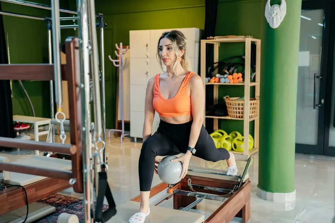 Reformer chân mông với bóng nhỏ