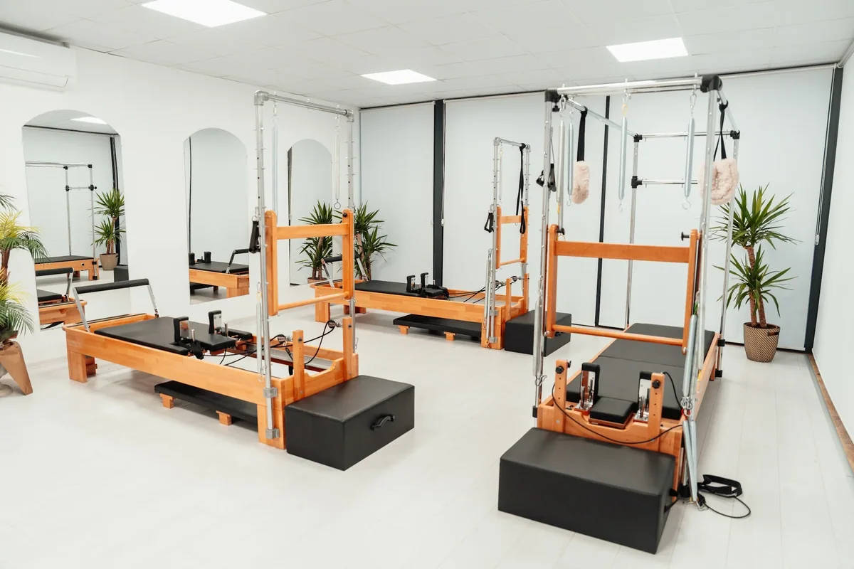 Studio nhỏ,
mỗi buổi tập có người kèm sát