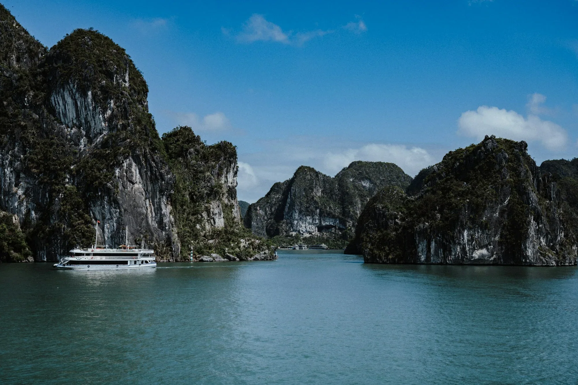 Du thuyền ngắm vịnh,
đi trong ngày hay ngủ lại