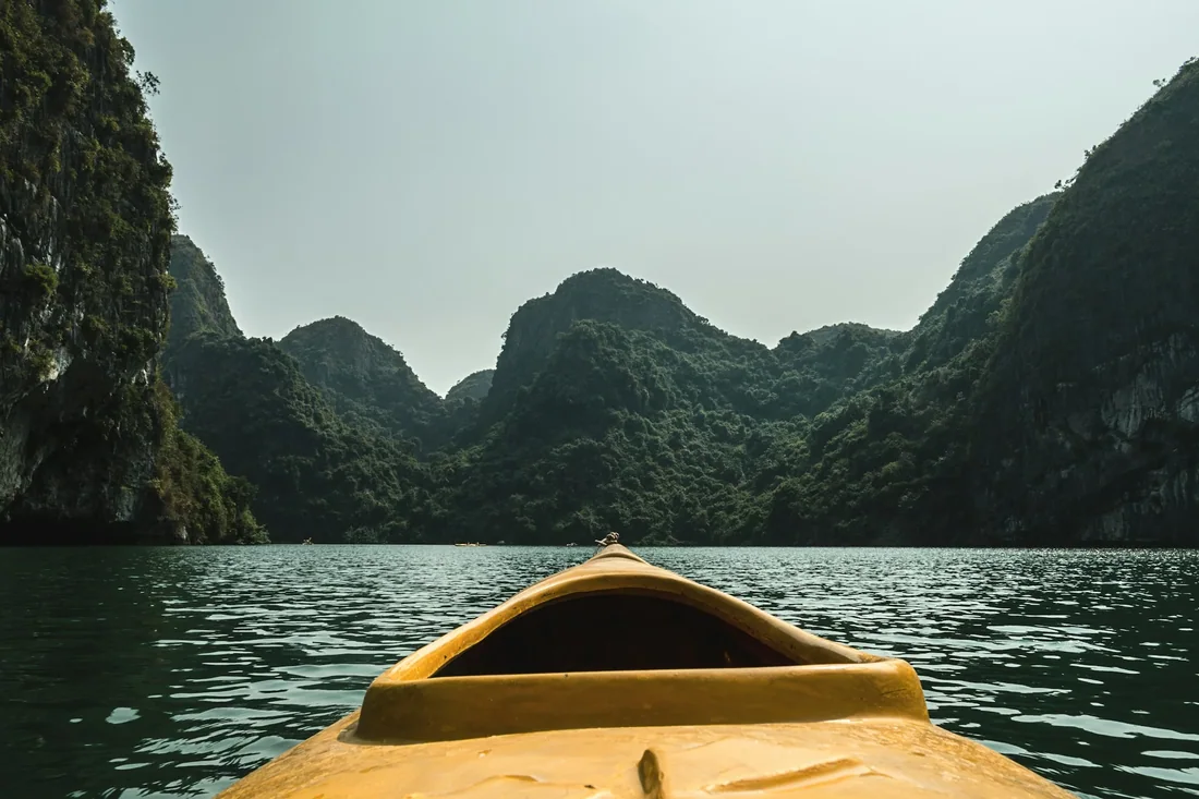 Chèo kayak vào vùng núi đá