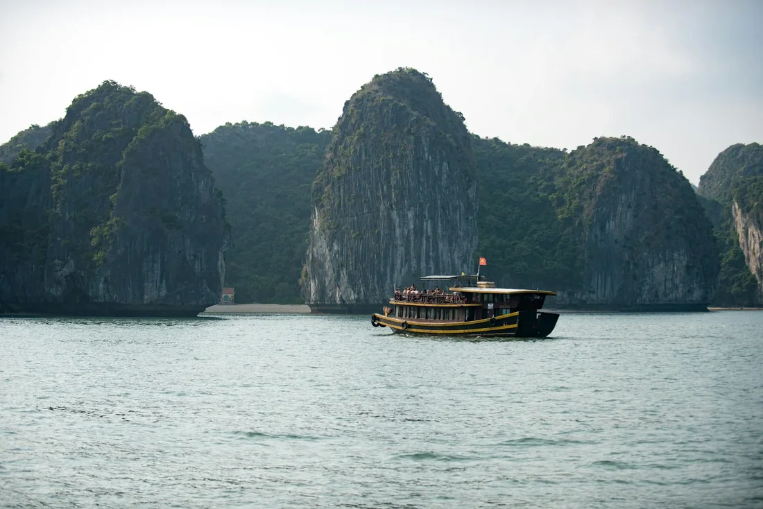 Tour vịnh trong ngày trên thuyền gỗ