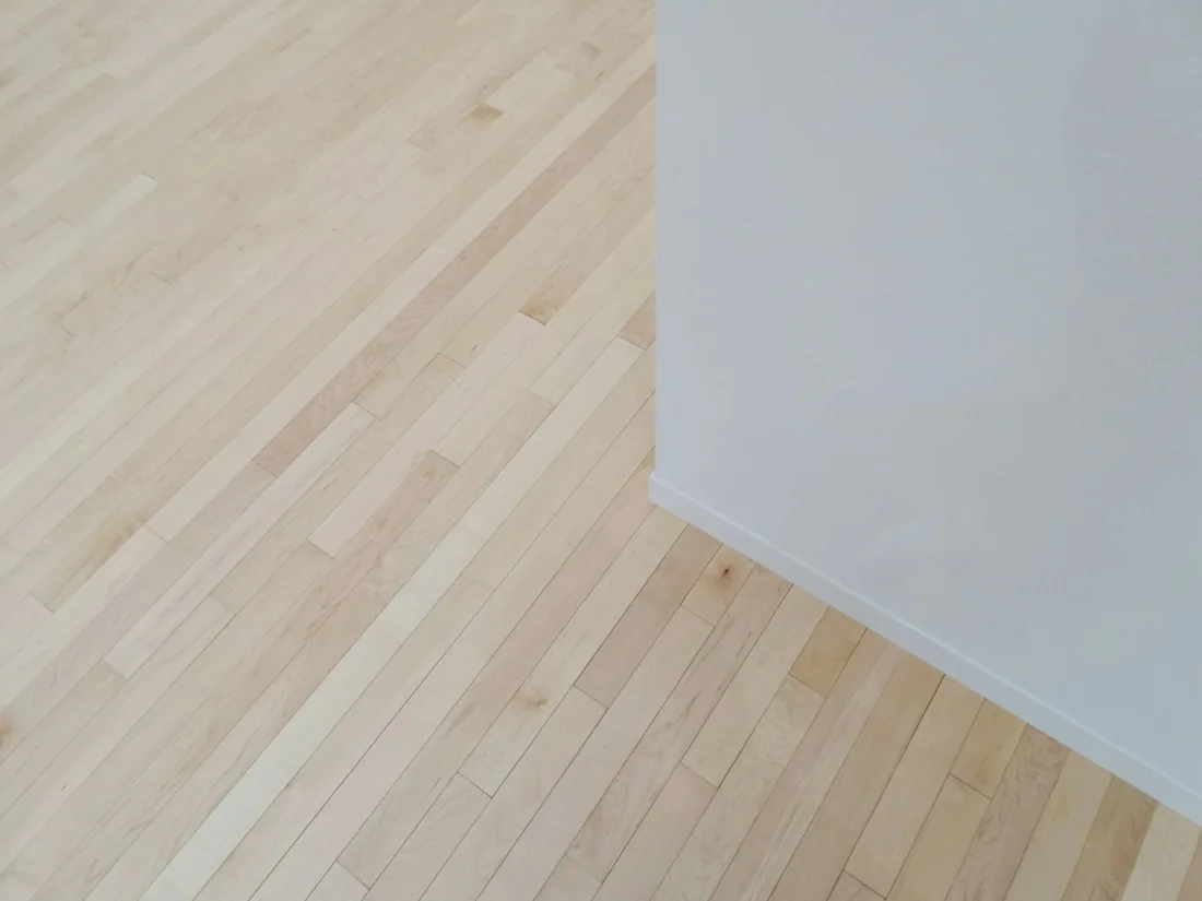 Sàn gỗ tự nhiên tông sáng lát thẳng