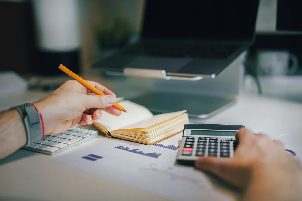 Viết về tiền bằng ngôn ngữ của người đi làm
