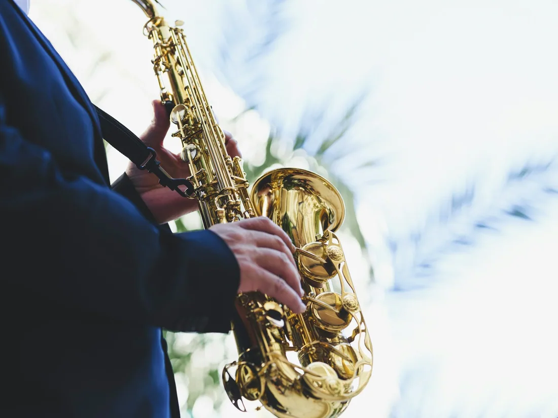 Saxophone đón khách tiệc ngoài trời