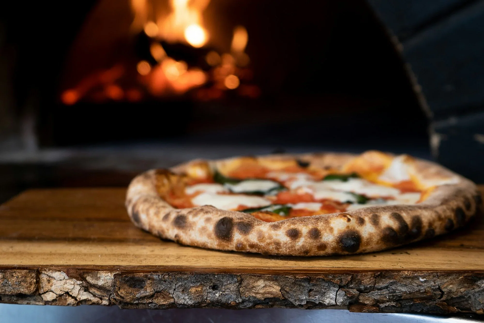 Bột ủ chậm qua đêm,
pizza nướng lò củi từng chiếc