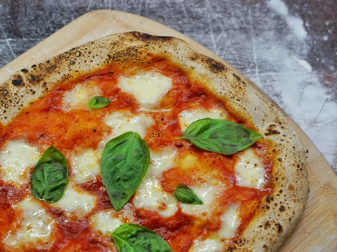 Pizza Margherita lò củi