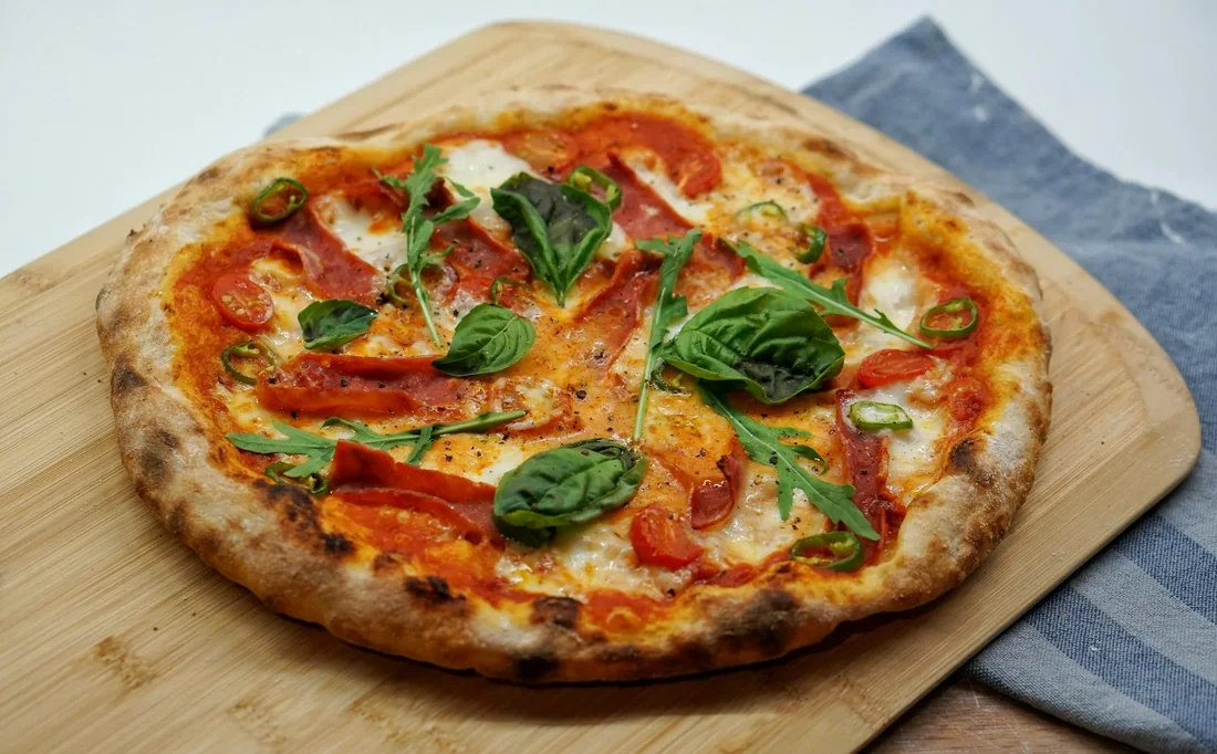 Pizza salami cay rau rocket